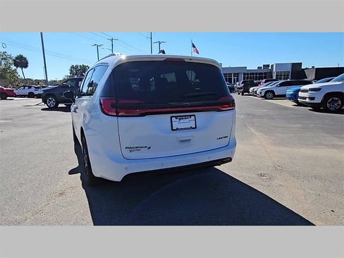 Used 2024 Chrysler Pacifica Limited w/ Uconnect Theater Family Group image 31