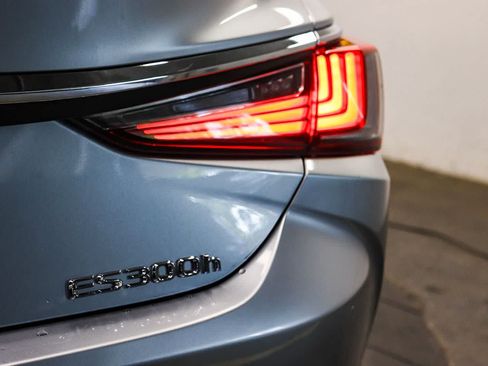 Used 2024 Lexus ES 300h w/ Premium Package FWD image 9