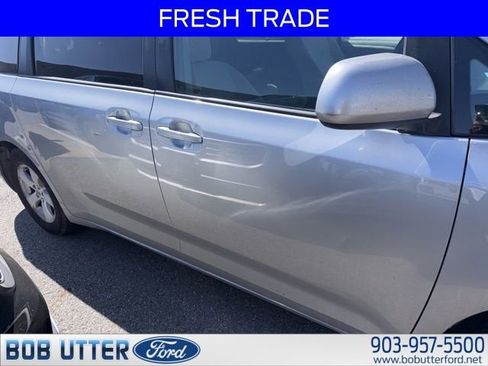 Used 2016 Toyota Sienna LE image 2