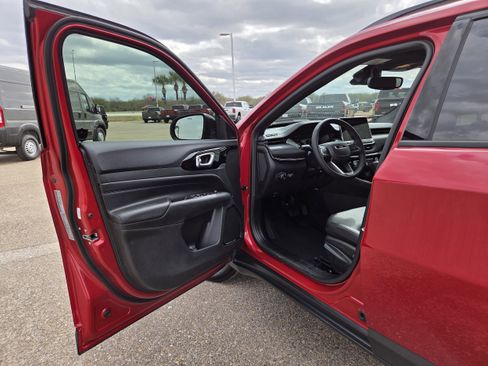 New 2026 Jeep Compass Latitude image 12