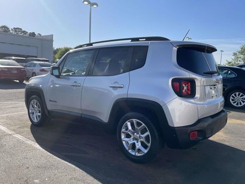 Used 2017 Jeep Renegade Latitude image 4