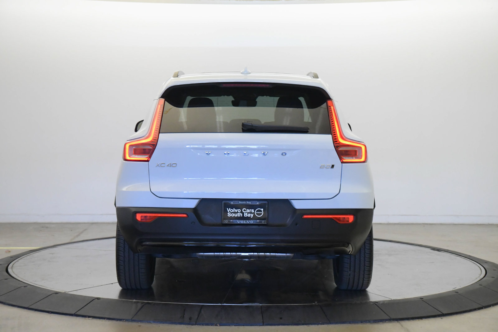 Used 2026 Volvo XC40 B5 Plus w/ Protection Package Premier AWD/4WD image 3