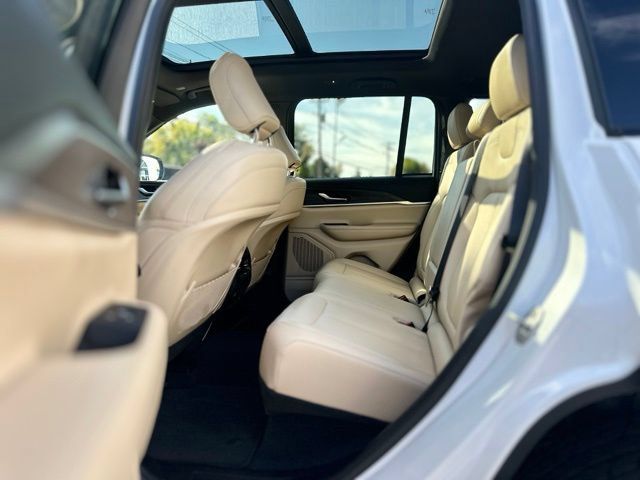 Used 2023 Jeep Grand Cherokee Limited AWD/4WD image 20
