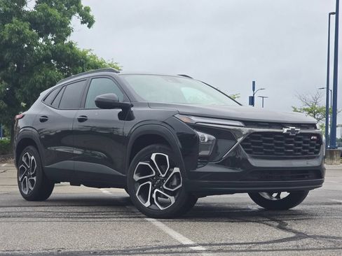 Used 2025 Chevrolet Trax RS w/ Driver Confidence Package FWD image 1