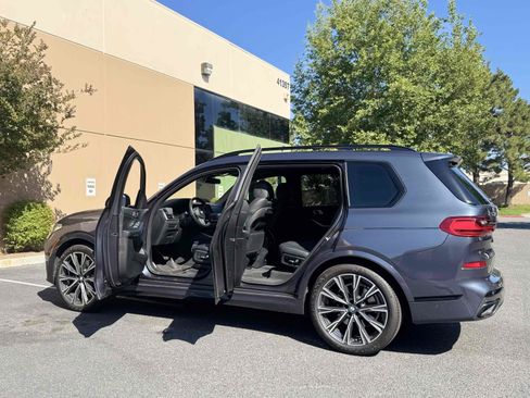 Used 2022 BMW X7 xDrive40i w/ M Sport Package AWD/4WD image 4