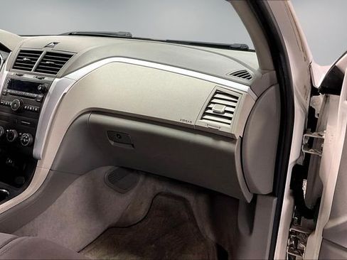 Used 2011 Chevrolet Traverse LS image 23