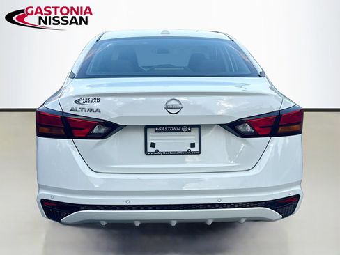 Used 2025 Nissan Altima 2.5 SV FWD image 7
