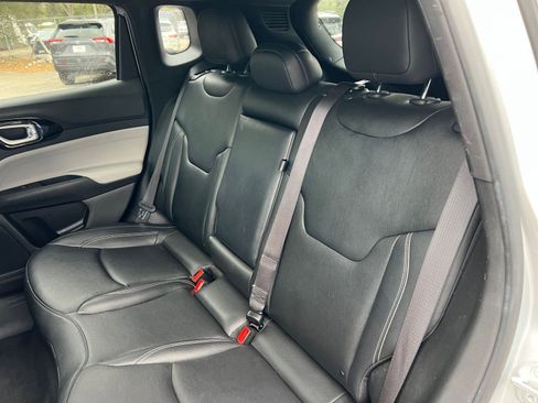 Used 2025 Jeep Compass Limited image 34