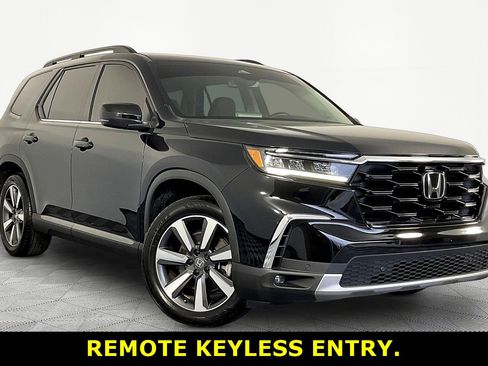 Used 2025 Honda Pilot Touring image 3