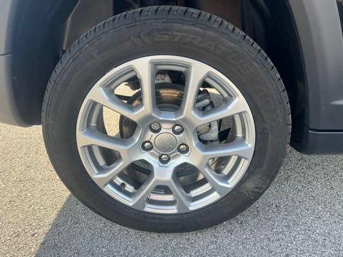 Used 2022 Jeep Compass Latitude AWD/4WD image 11