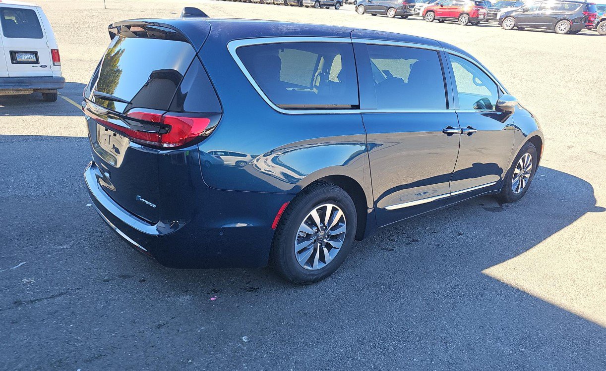 Used 2023 Chrysler Pacifica Limited w/ Uconnect Theater Family Group FWD image 4