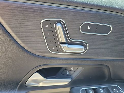Used 2023 Mercedes-Benz GLB 250 4MATIC w/ Premium Package image 21