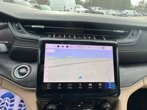 Used 2024 Jeep Grand Cherokee Limited image 31