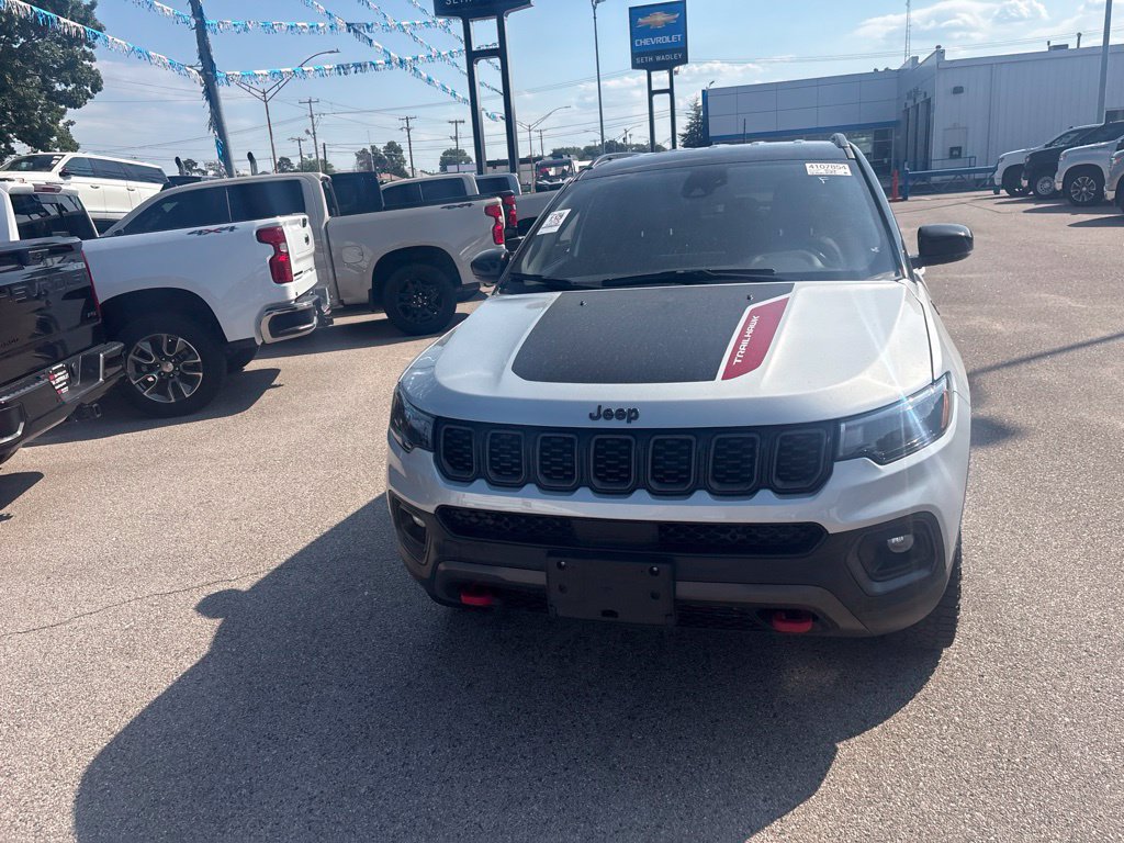 Used 2025 Jeep Compass Trailhawk AWD/4WD image 3