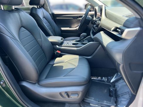 Used 2024 Toyota Highlander XLE AWD/4WD image 27