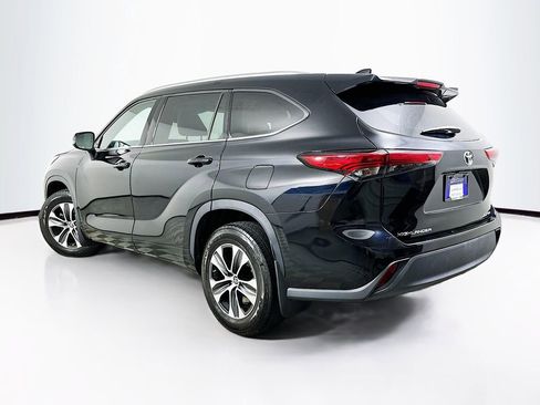 Used 2021 Toyota Highlander XLE AWD/4WD image 6