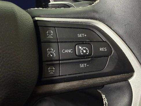 Used 2023 Jeep Grand Cherokee Limited w/ Black Appearance Package AWD/4WD image 18