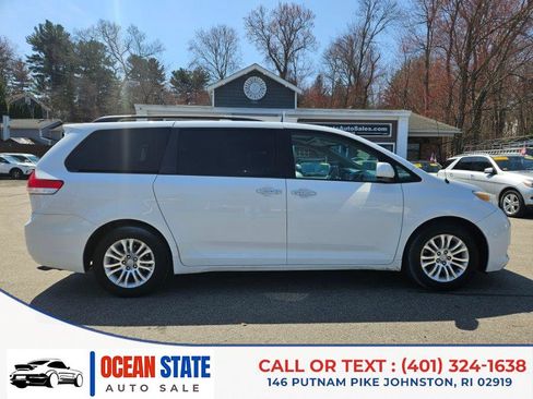 Used 2014 Toyota Sienna XLE w/ Entertainment Package image 6