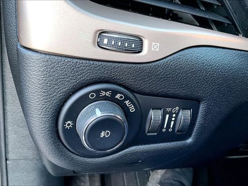 Used 2017 Jeep Cherokee Latitude w/ Safety/Convenience Group image 32