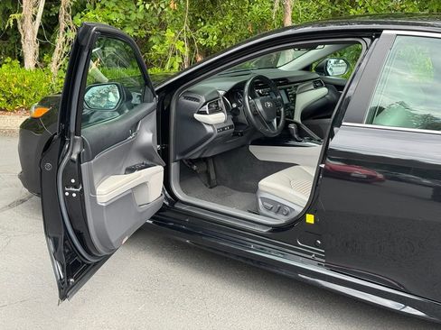 Used 2019 Toyota Camry SE w/ Carpet Mat Package FWD image 8
