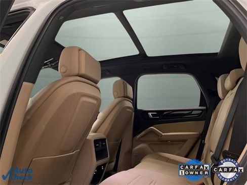 Used 2022 Porsche Cayenne w/ Premium Package image 22