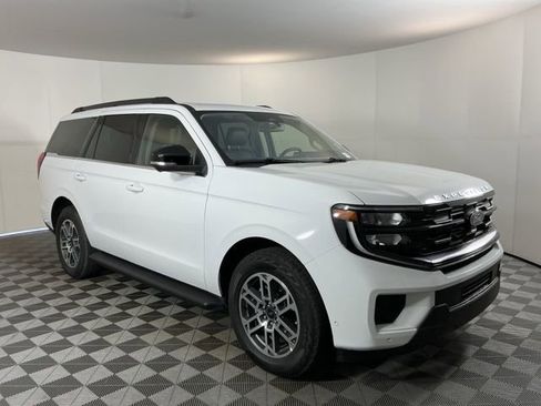 Used 2025 Ford Expedition Active image 3