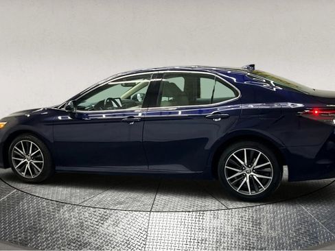 Used 2021 Toyota Camry XLE image 5