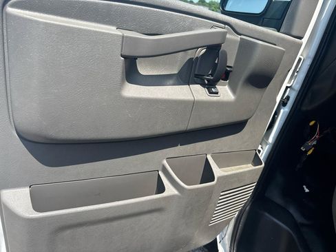 Used 2017 Chevrolet Express 2500 Extended RWD image 9