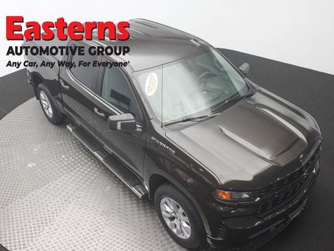 Used 2020 Chevrolet Silverado 1500 Custom w/ Custom Value Package AWD/4WD image 3