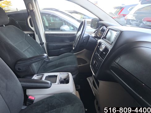 Used 2012 Chrysler Town & Country Touring image 26