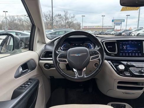 Used 2018 Chrysler Pacifica Touring-L image 3