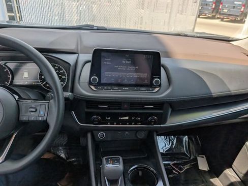 Used 2023 Nissan Rogue SV AWD/4WD image 3
