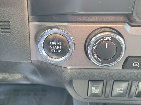 Used 2019 Toyota Tacoma TRD Off-Road w/ Technology Package AWD/4WD image 17