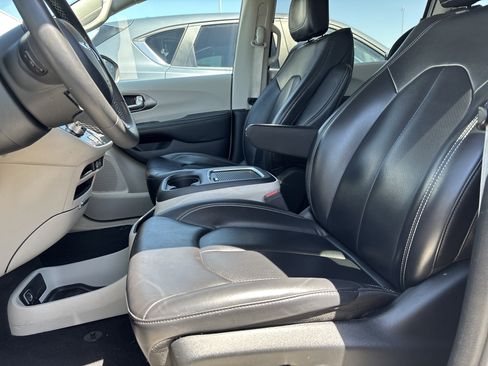 Used 2023 Chrysler Pacifica Touring-L FWD image 15