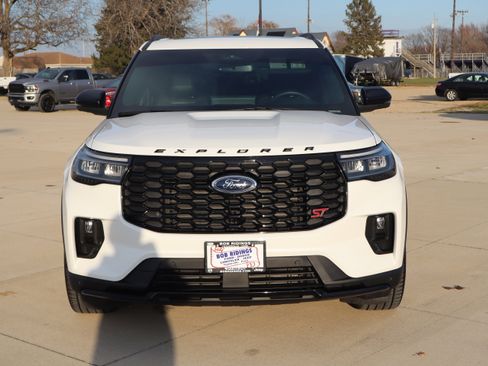 Used 2025 Ford Explorer ST image 2