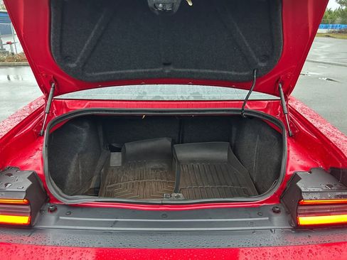 Used 2015 Dodge Challenger SXT image 24