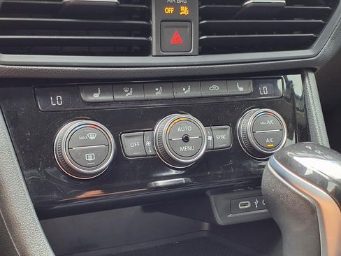 Used 2024 Volkswagen Jetta SE w/ Panoramic Sunroof Package FWD image 21