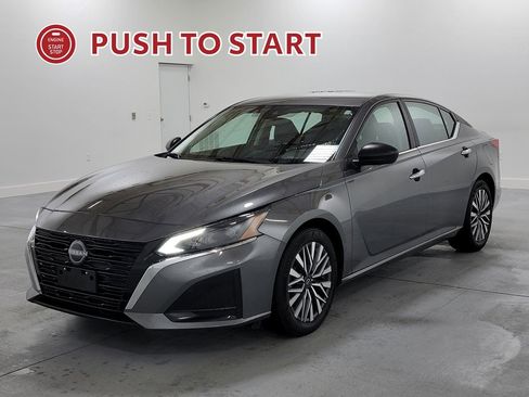 Used 2025 Nissan Altima 2.5 SV FWD image 4
