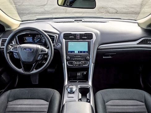 Used 2020 Ford Fusion SE image 2