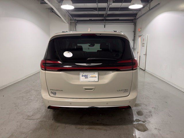 Used 2021 Chrysler Pacifica Limited AWD/4WD image 3