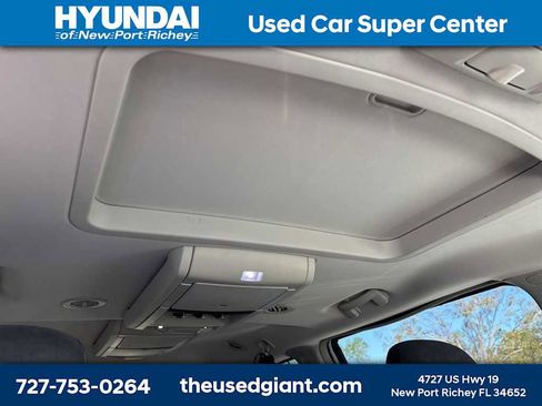 Used 2014 Chrysler Town & Country Touring-L image 9