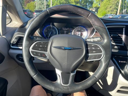 Used 2017 Chrysler Pacifica Touring-L FWD image 24