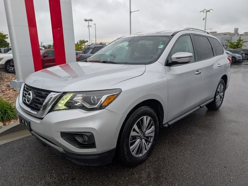 Used 2019 Nissan Pathfinder SV FWD image 3