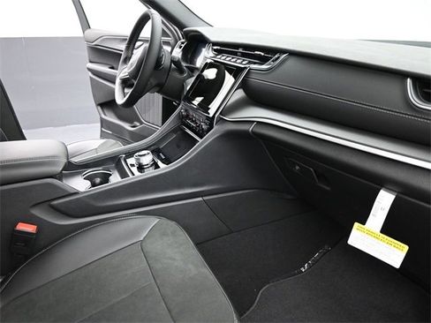 New 2025 Jeep Grand Cherokee Altitude image 18