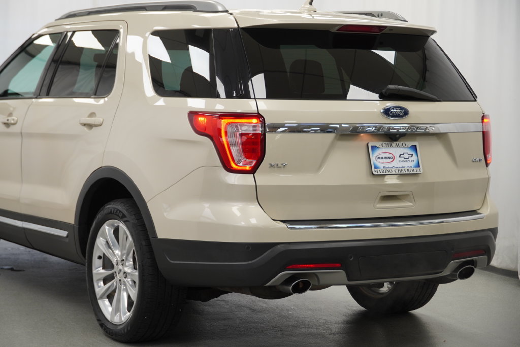 Used 2018 Ford Explorer XLT w/ Equipment Group 202A AWD/4WD image 16