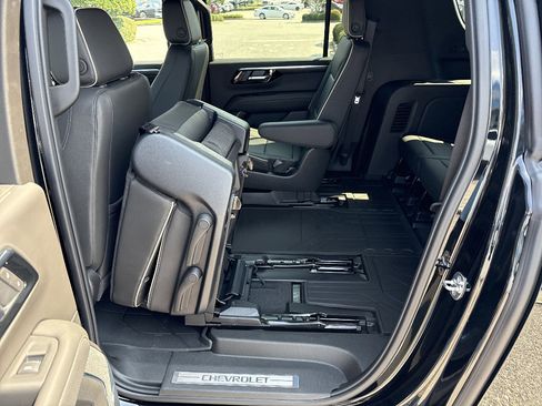 New 2025 Chevrolet Suburban Premier RWD image 14