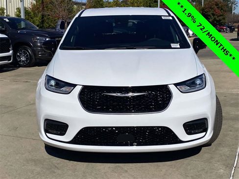 New 2026 Chrysler Pacifica Select image 2