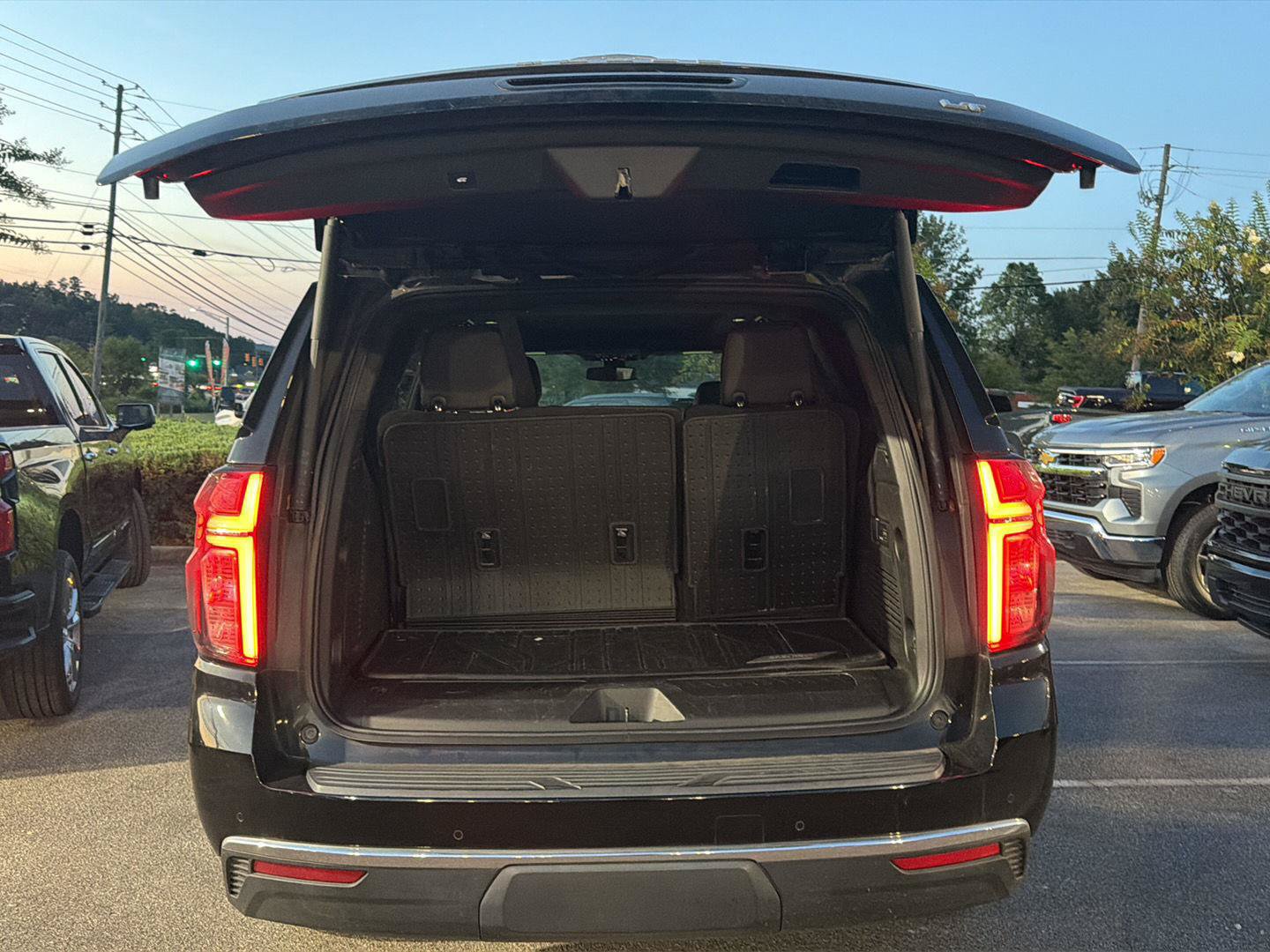 Used 2022 Chevrolet Tahoe LT w/ Luxury Package RWD image 19