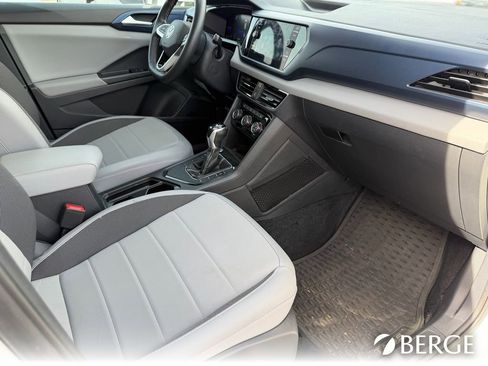 Used 2023 Volkswagen Taos SE w/ Panoramic Sunroof Package image 15