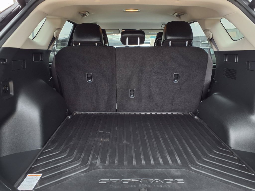 Used 2026 Kia Sportage EX FWD image 11